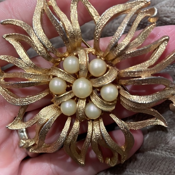 Vintage brooch mid century modern sunburst design with gold tone metal - Picture 6 of 6